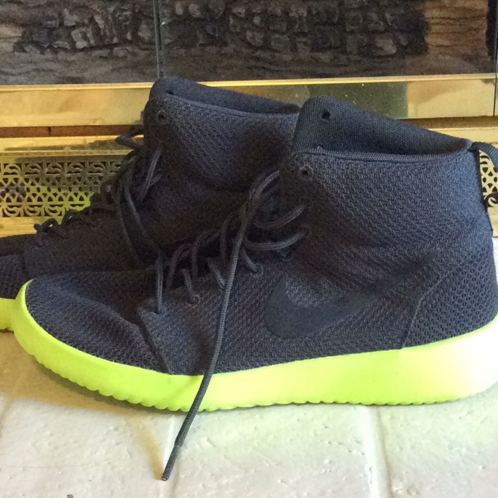 Nike hightop sneakers -NEW like condition